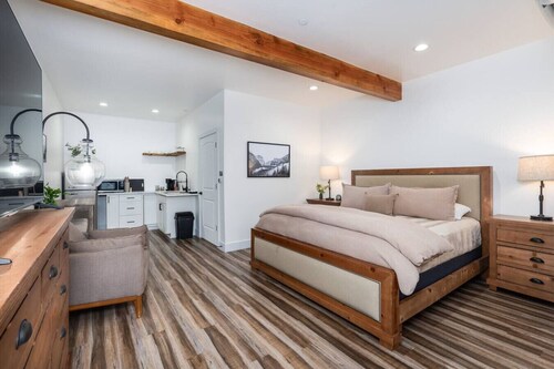 Yosemite Oasis: Kassidy King Suite w/ Luxe Bedding