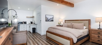 Yosemite Oasis: Kassidy King Suite w/ Luxe Bedding