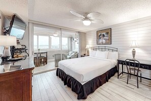 2 bedrooms, iron/ironing board, WiFi, bed sheets - Nana's Place 406B Jetty East (Destin)
