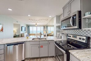 冷蔵庫、電子レンジ、オーブン、コンロ