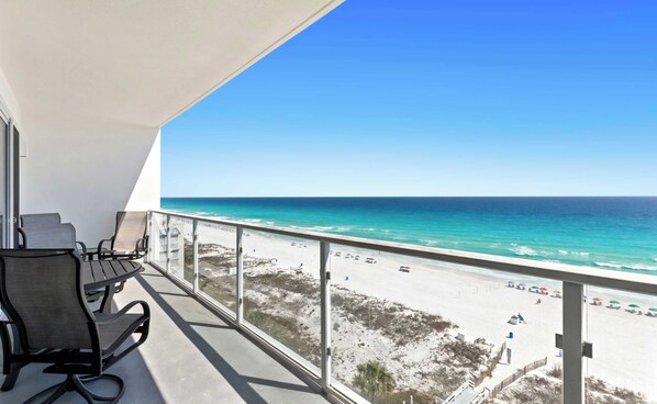 Property grounds - Scenic condo with balcony, beach access, pool & hot tub (Destin)