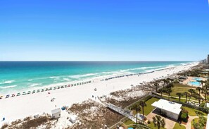 On the beach - Scenic condo with balcony, beach access, pool & hot tub (Destin)
