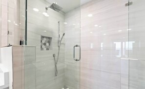 Douche, sèche-cheveux, serviettes fournies