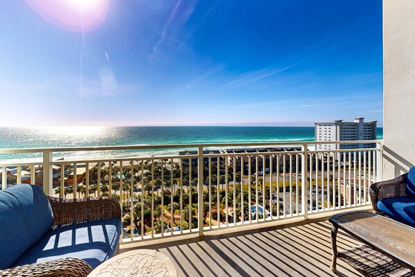 Property grounds - Gorgeous beachfront penthouse getaway with shared pool and private balcony (Destin)