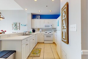 Fridge, microwave, oven, stovetop - Gorgeous beachfront penthouse getaway with shared pool and private balcony (Destin)