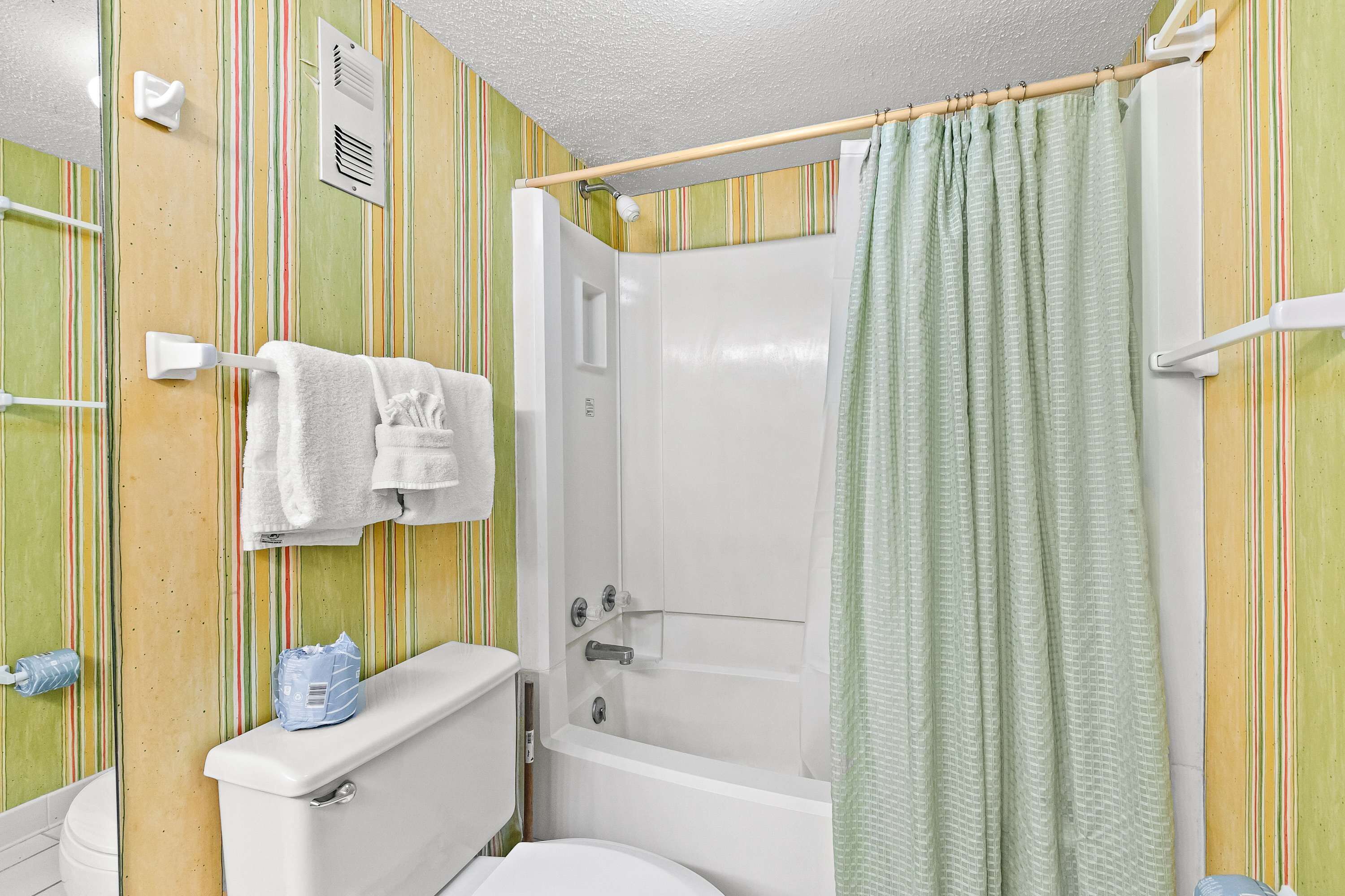 Une salle de bain comprenant des toilettes, une douche et une baignoire.