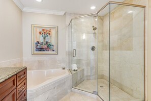 Douche, sèche-cheveux, serviettes fournies