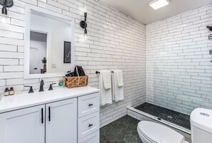 Bathroom - The Four Daughters Inn – The Entire 5 Suite Hotel (Oakhurst)