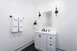 Bathroom - The Four Daughters Inn – The Entire 5 Suite Hotel (Oakhurst)
