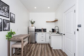 Fridge, microwave, coffee/tea maker, cookware/dishes/utensils - The Four Daughters Inn – The Entire 5 Suite Hotel (Oakhurst)