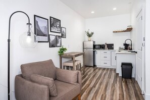 TV, video games - The Four Daughters Inn – The Entire 5 Suite Hotel (Oakhurst)