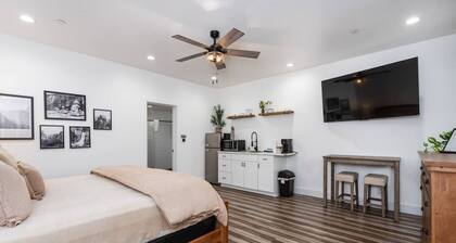 Ryann’s King Suite Haven near Majestic Yosemite