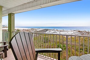 Property grounds - Oceanfront condo w/ pool, elevator, beach service (Santa Rosa Beach)