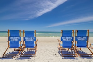 Beach nearby - Romantic beachfront getaway with pool, gym, private balcony & washer/dryer (Destin)