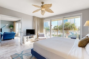 3 bedrooms, iron/ironing board, WiFi, bed sheets - Romantic beachfront getaway with pool, gym, private balcony & washer/dryer (Destin)