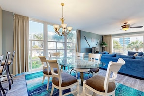 Dining - Romantic beachfront getaway with pool, gym, private balcony & washer/dryer (Destin)
