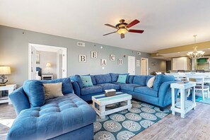 TV, DVD player, offices - Romantic beachfront getaway with pool, gym, private balcony & washer/dryer (Destin)