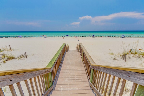 Beach nearby - Garden-view condo with lagoon & kid's pools, beach access, on-site eateries & AC (Destin)