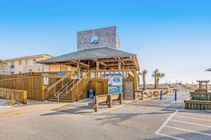 Property grounds - Sparkling Studio with Shared Pools, Hot Tubs, Golf, Tennis, & a Private Beach (Destin)