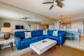 TV, offices - Ocean-view 5th-floor condo with heated outdoor pool, gym, balcony, BBQ area (Destin)