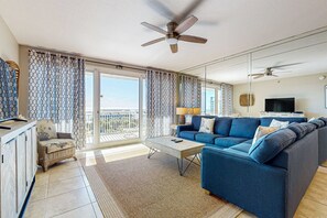 TV, offices - Ocean-view 5th-floor condo with heated outdoor pool, gym, balcony, BBQ area (Destin)