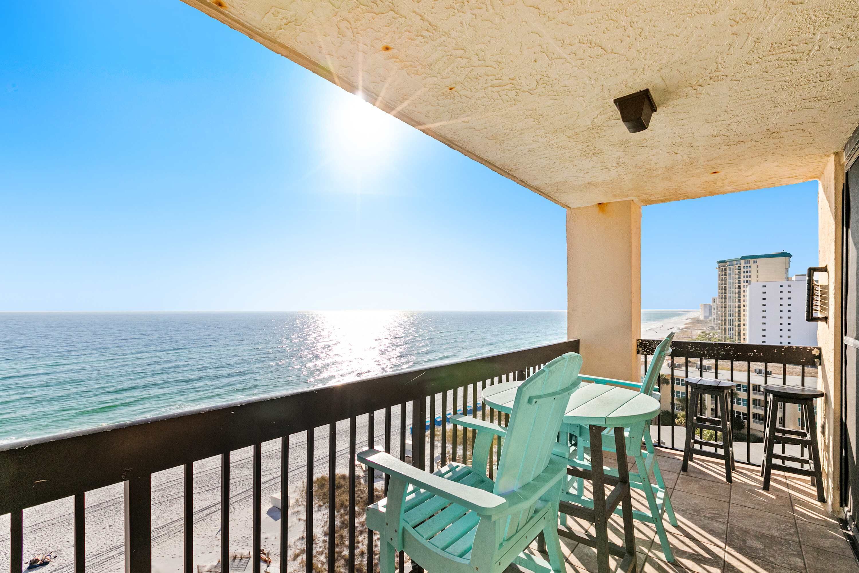 Ein Balkon mit Blick aufs Meer, einem Tisch und zwei Stühlen.