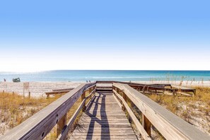 On the beach - Amazing 5th Floor Condo Gulf Front, Pool, Beach Access, Near Shopping/Dining (Destin)