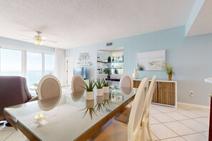 Dining - Vibrant condo on the Gulf with pool, fitness room & playground (Destin)
