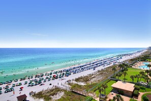 On the beach - Vibrant condo on the Gulf with pool, fitness room & playground (Destin)