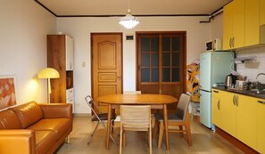 Living area - 2-bedroom house in quaint Seoul-center of Yongsan- neighborhood for your stay (Seoul)
