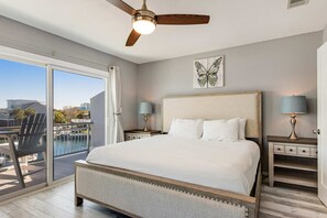 3 bedrooms, iron/ironing board, WiFi, bed sheets - Bayfront multi-level townhome with balcony, boat dock, AC, & fast WiFi (Destin)
