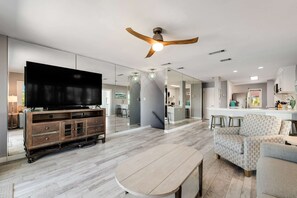 TV, offices - Bayfront multi-level townhome with balcony, boat dock, AC, & fast WiFi (Destin)