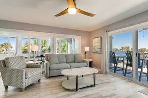 TV, offices - Bayfront multi-level townhome with balcony, boat dock, AC, & fast WiFi (Destin)