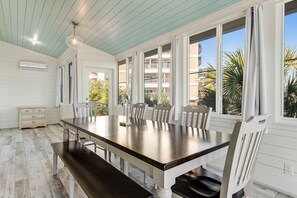 Dining - Bayfront multi-level townhome with balcony, boat dock, AC, & fast WiFi (Destin)