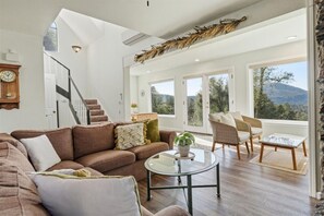 TV, fireplace, stereo - Sunset Cottage near Yosemite (Oakhurst)