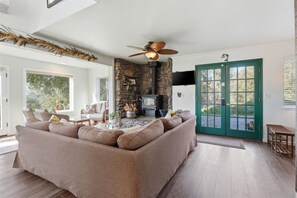 TV, fireplace, stereo - Sunset Cottage near Yosemite (Oakhurst)