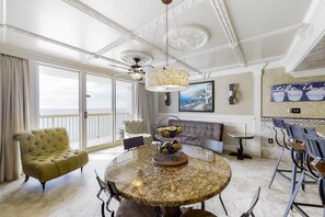 Dining - Beachfront, 15th-floor condo with great Gulf view, hot tub, pools & gyms (Destin)
