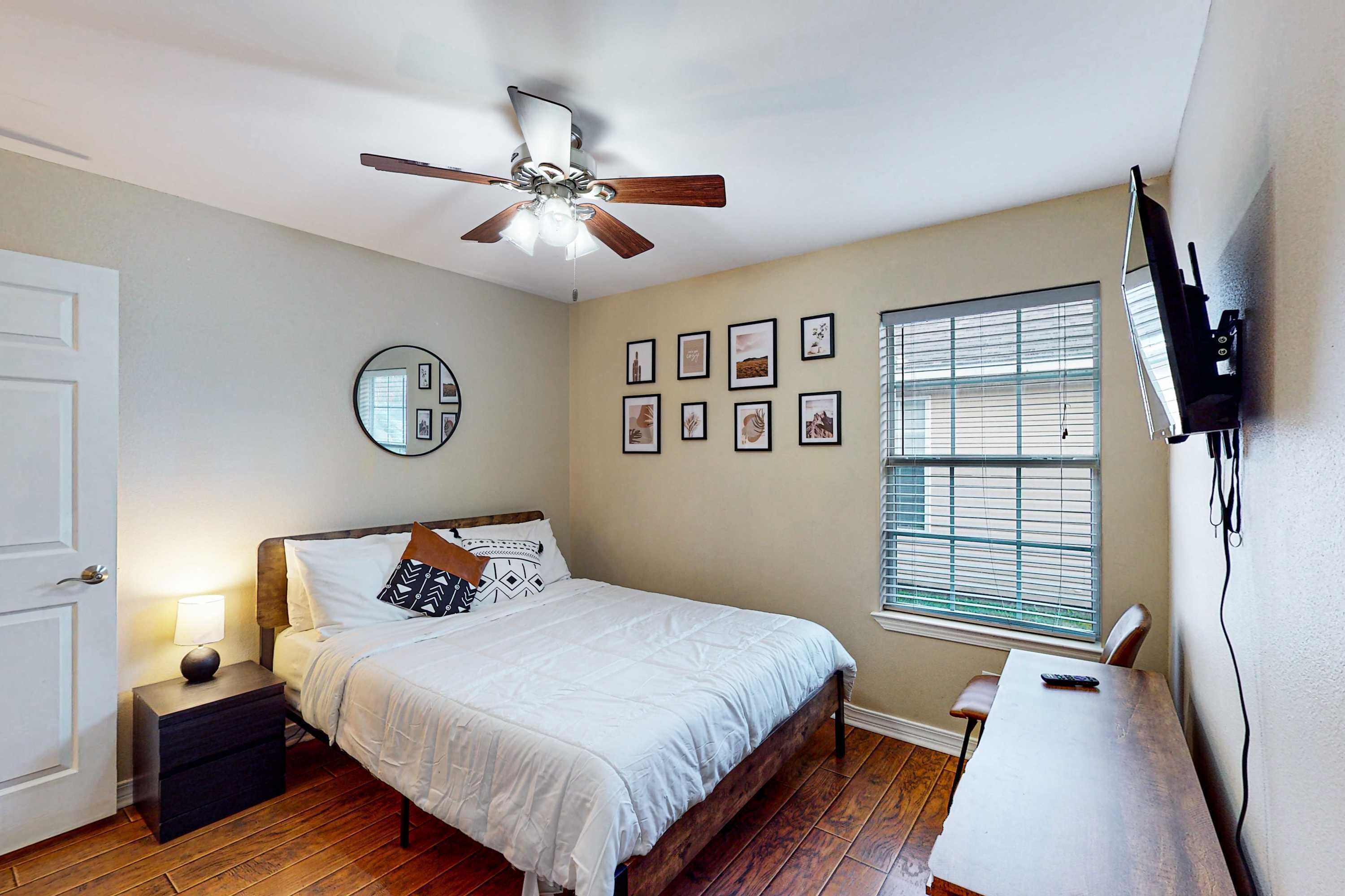 3 chambres, fer et planche à repasser, Wi-Fi, draps fournis