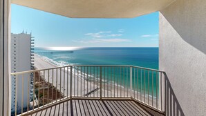 Ein Balkon mit Blick auf Strand und Meer.