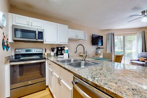 Refrigerador, microondas, horno y parrilla de estufa 
