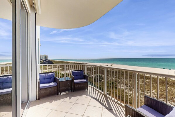 Property grounds - Welcoming, 4th-floor condo on the beach with pool, hot tub & balcony (Perdido Key)
