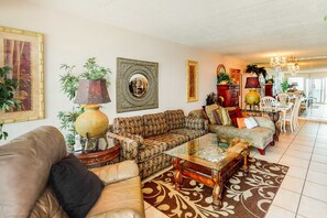 TV, DVD player, offices - Sixth-floor condo with Gulf-front views & pool (Fort Walton Beach)