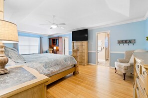 4 bedrooms, desk, iron/ironing board, WiFi - Tropic stay with large outdoor pool, bikes, AC & pool table - snowbird-friendly (Perdido Key)