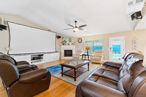 TV, fireplace, offices - Tropic stay with large outdoor pool, bikes, AC & pool table - snowbird-friendly (Perdido Key)