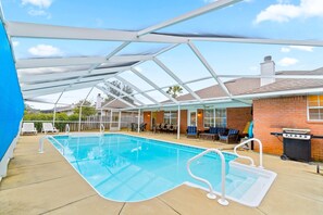 Pool - Tropic stay with large outdoor pool, bikes, AC & pool table - snowbird-friendly (Perdido Key)