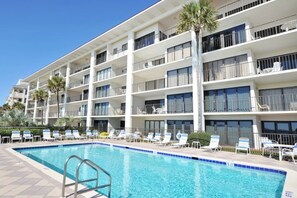 Pool - Modern Gulf-front condo with beach setup - close to restaurants (Miramar Beach)