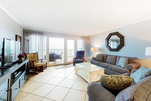 TV, DVD player, offices - Modern Gulf-front condo with beach setup - close to restaurants (Miramar Beach)