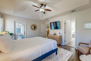 4 bedrooms, iron/ironing board, travel cot, WiFi - Single-level home with fenced yard, private pool & washer&dryer (Pensacola)