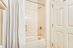 Shower, towels - Comfortable studio with shared outdoor pool, hot tub, BBQ area, and pool views (Seacrest)