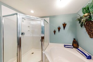 Shower, towels - Elegant touches & beachfront views with pools & fitness center (Panama City Beach)